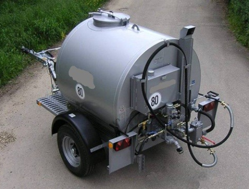 Répandeuse a bitume tractable